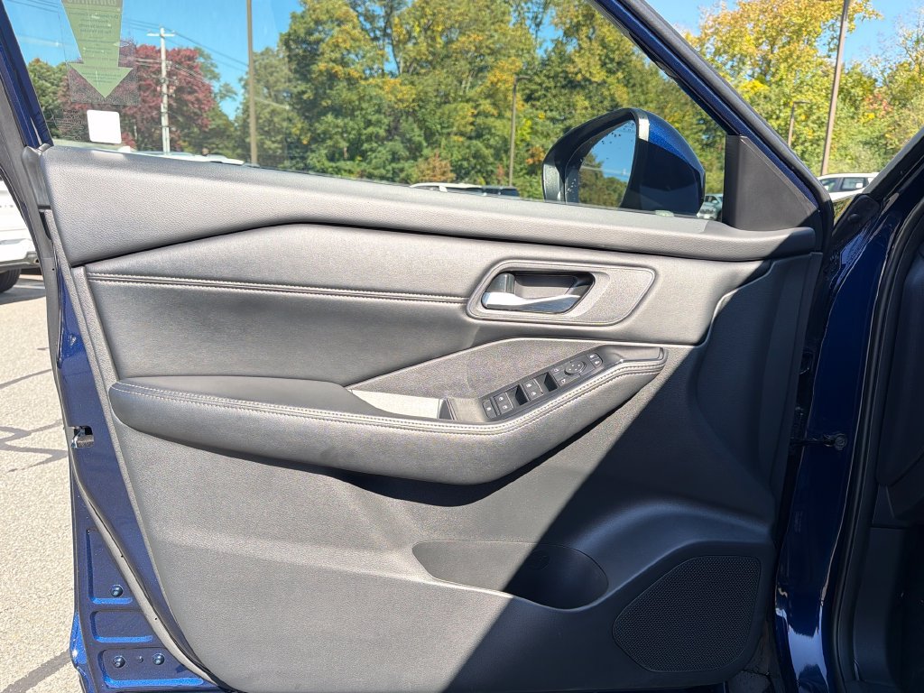 Used 2024 Nissan Rogue SV w/ SV Premium Package AWD/4WD image 10