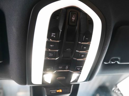 Certified 2023 Porsche Macan S AWD/4WD image 28