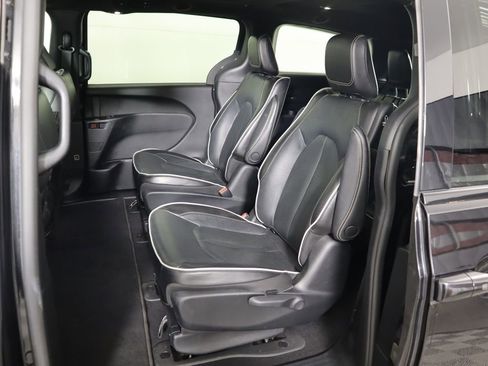 Used 2022 Chrysler Pacifica Limited w/ S Appearance Package image 22