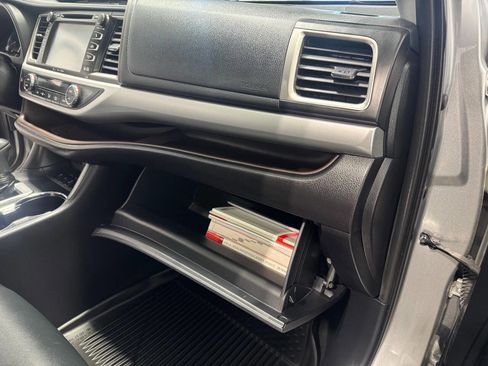 Used 2019 Toyota Highlander XLE image 21