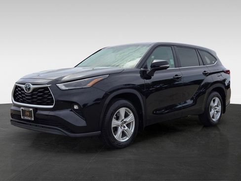 Used 2024 Toyota Highlander LE AWD/4WD image 9