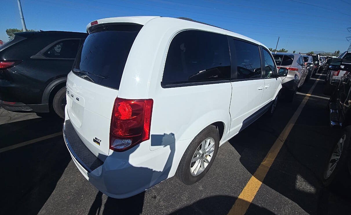 Used 2016 Dodge Grand Caravan SXT FWD image 2