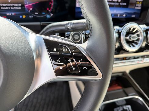 Used 2025 Mercedes-Benz GLA 250 4MATIC image 26