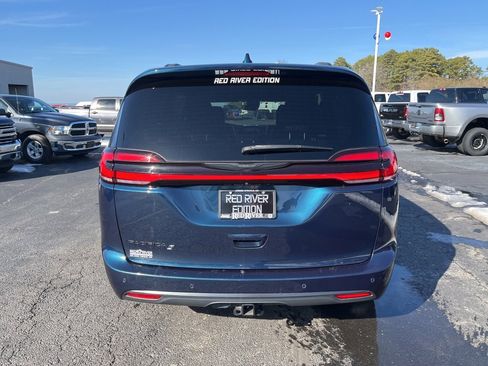 Used 2021 Chrysler Pacifica Touring-L w/ Uconnect Theater Family Group image 6