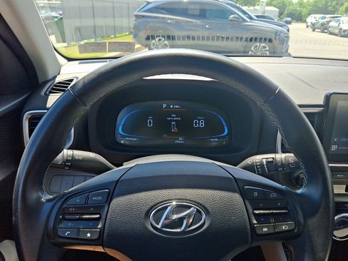 Used 2025 Hyundai Venue SEL FWD image 20