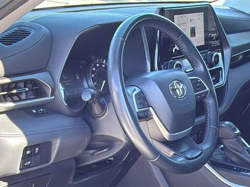 Certified 2023 Toyota Highlander XLE image 18
