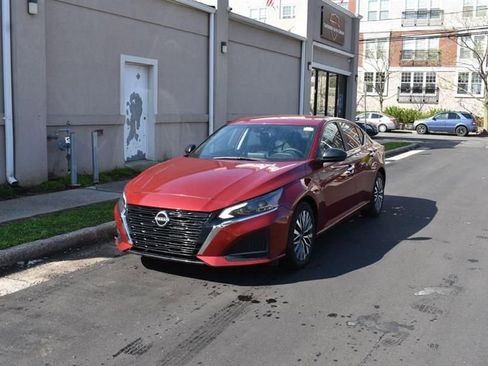 Used 2025 Nissan Altima 2.5 SV FWD image 3