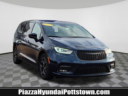Used 2022 Chrysler Pacifica Limited w/ Uconnect Theater Family Group