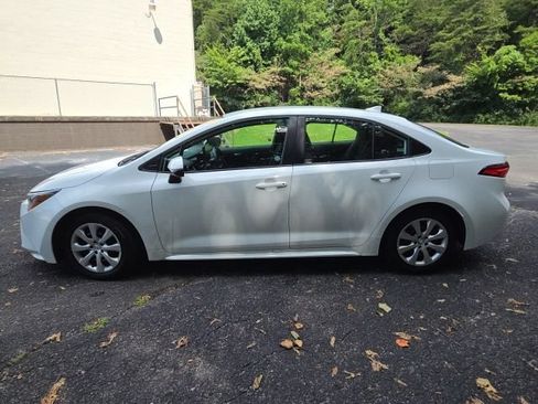 Used 2025 Toyota Corolla LE FWD image 11