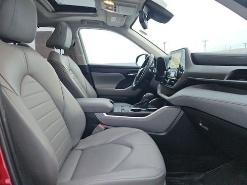 Used 2023 Toyota Highlander XLE image 14