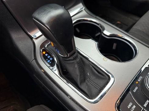 Used 2019 Jeep Grand Cherokee Laredo image 16