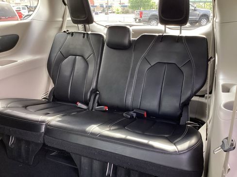 Used 2023 Chrysler Pacifica Touring-L image 30