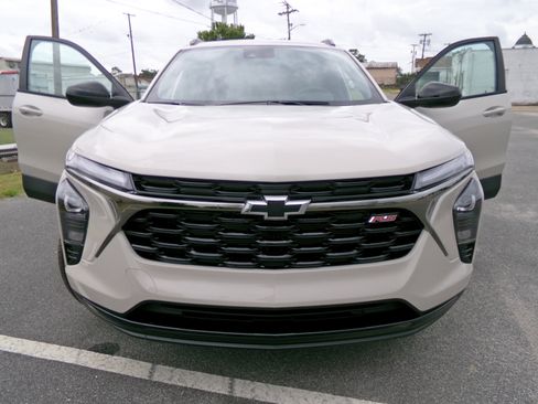New 2026 Chevrolet Trax RS w/ Sunroof Package FWD image 6