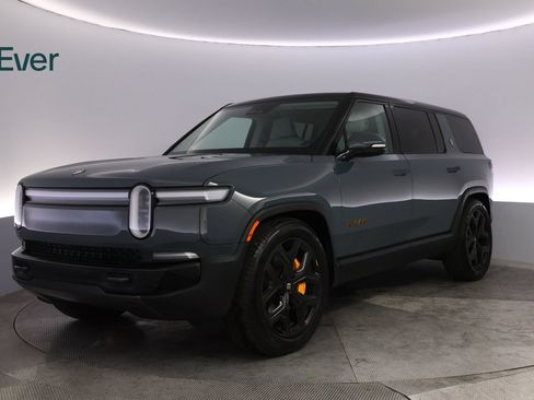 Used 2025 Rivian R1S Premium Dual AWD/4WD image 2