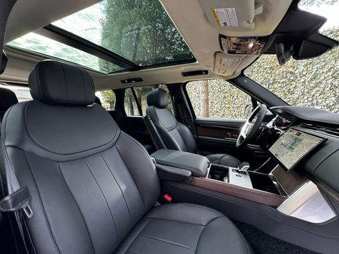 Used 2025 Land Rover Range Rover SE image 24