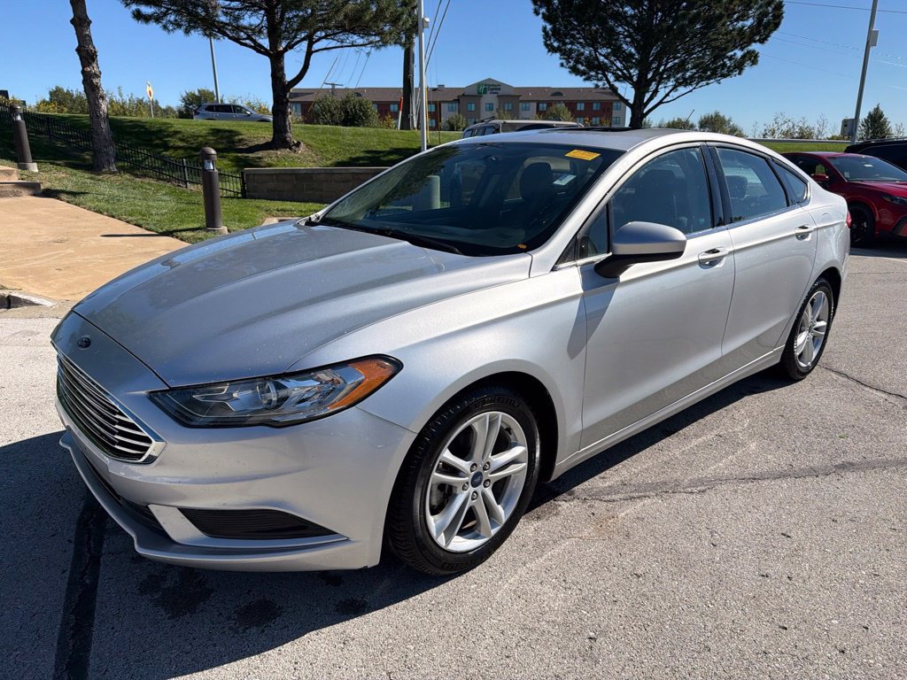 Used 2018 Ford Fusion SE FWD image 1