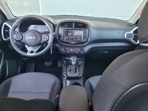 Used 2025 Kia Soul LX w/ LX Technology Package FWD image 14