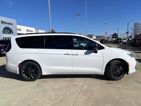 New 2026 Chrysler Pacifica Select w/ S Appearance Package FWD image 7