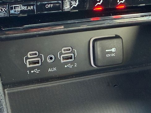 Used 2022 Jeep Grand Cherokee Limited w/ Luxury Tech Group II image 26