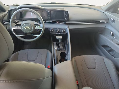 Used 2025 Hyundai Elantra SE image 2