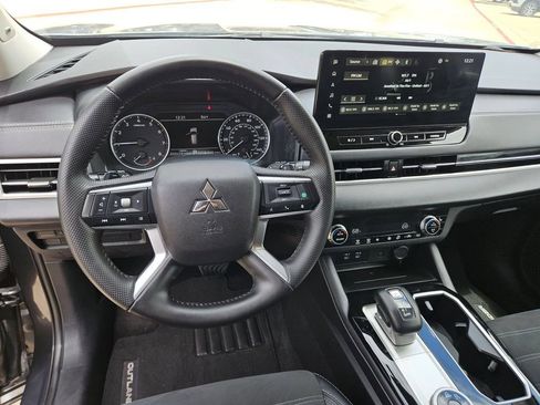 Used 2025 Mitsubishi Outlander SE AWD/4WD image 17