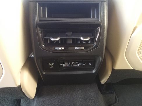 Used 2022 Jeep Grand Cherokee Limited w/ Luxury Tech Group II image 12