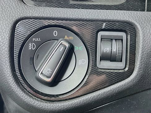 Used 2017 Volkswagen GTI SE FWD image 10