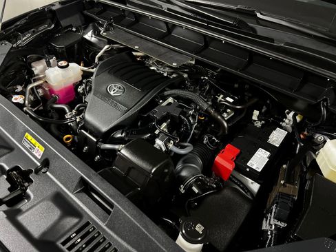 Used 2023 Toyota Highlander LE image 11