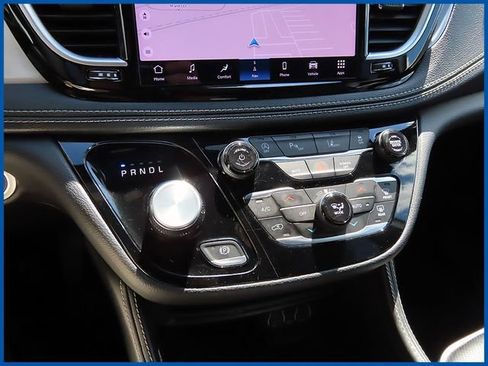 Certified 2025 Chrysler Pacifica Limited FWD image 19