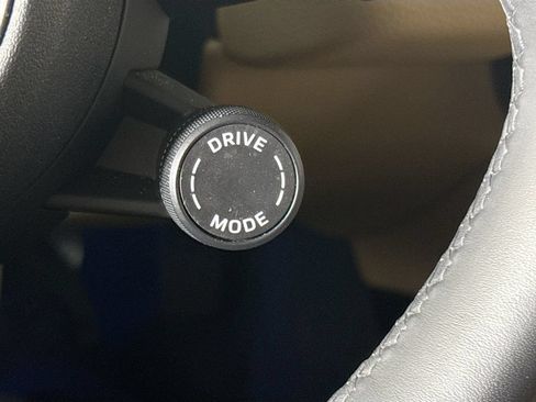 Certified 2025 Porsche Cayenne AWD/4WD image 24