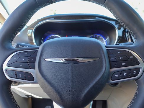 Used 2023 Chrysler Pacifica Limited image 13