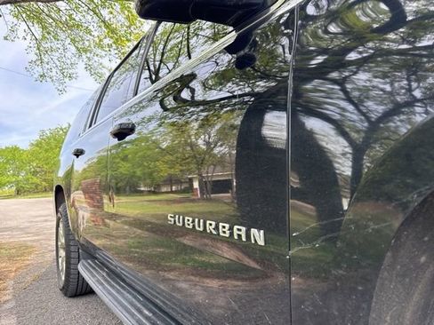 Used 2019 Chevrolet Suburban LT image 7