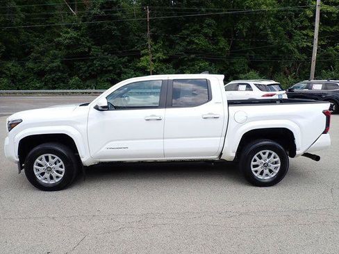 Certified 2024 Toyota Tacoma SR5 AWD/4WD image 9