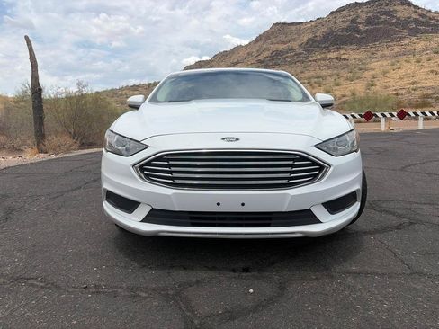 Used 2018 Ford Fusion SE w/ Fusion SE Technology Package FWD image 2