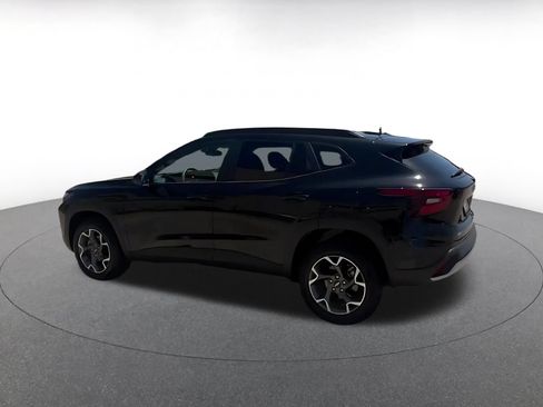 Used 2025 Chevrolet Trax LT FWD image 9