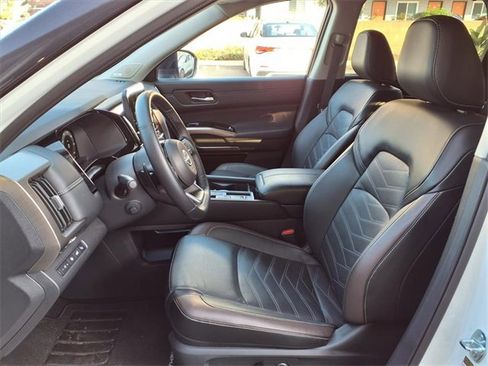 Certified 2024 Nissan Pathfinder Platinum image 17