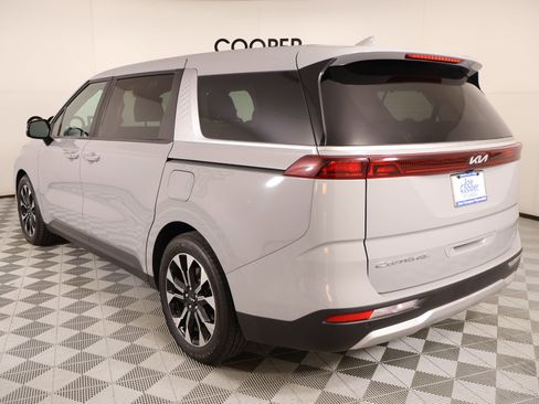 Used 2022 Kia Carnival EX image 24