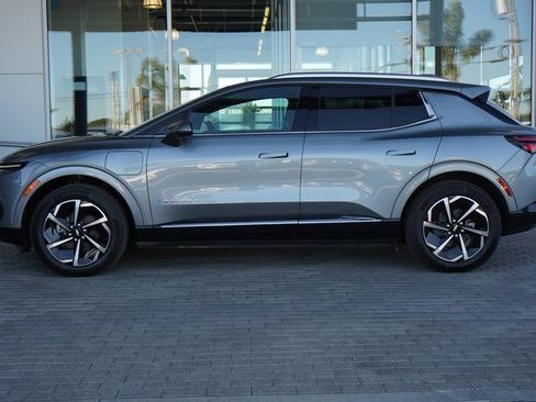 New 2025 Chevrolet Equinox EV LT image 5