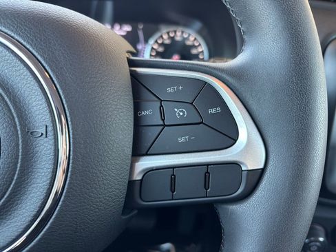 Used 2018 Jeep Renegade Latitude w/ Popular Equipment Group FWD image 12