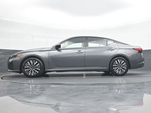 Used 2024 Nissan Altima 2.5 SV FWD image 27