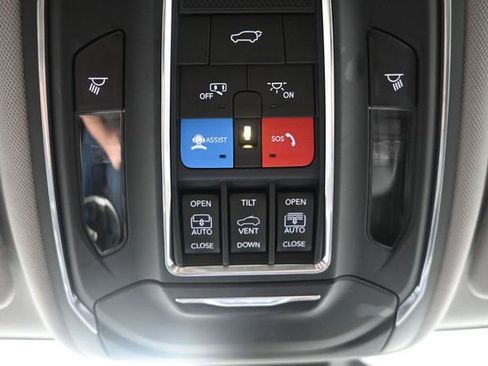 Used 2022 Jeep Grand Cherokee L Limited AWD/4WD image 34