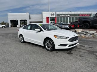 Used 2017 Ford Fusion SE w/ Fusion SE Technology Package image 1