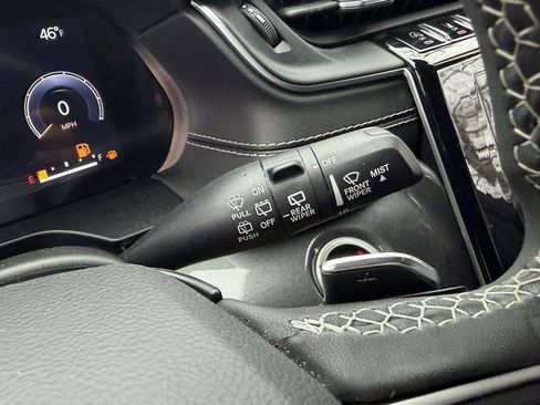 Used 2023 Jeep Grand Cherokee Laredo AWD/4WD image 36