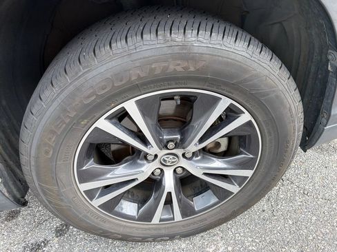Used 2019 Toyota Highlander LE FWD image 4