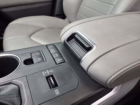 Used 2021 Toyota Highlander XLE image 14