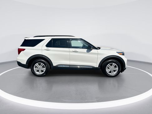 Used 2024 Ford Explorer XLT w/ Equipment Group 202A AWD/4WD image 10