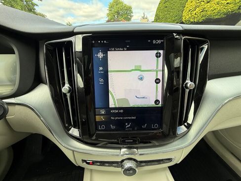 Used 2018 Volvo XC60 T5 Momentum w/ Convenience Package image 17