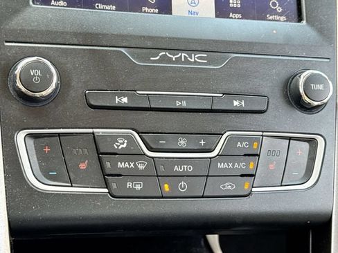 Used 2019 Ford Fusion SEL FWD image 19