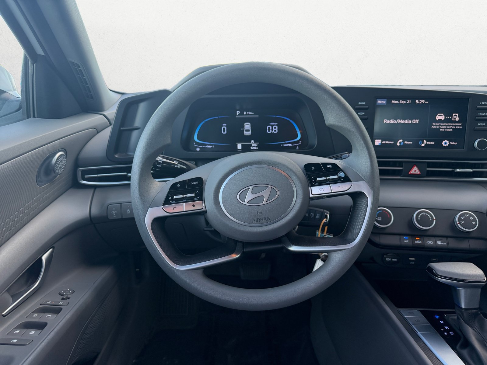 Used 2025 Hyundai Elantra SE FWD image 9