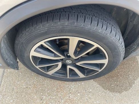 Used 2019 Nissan Rogue SL AWD/4WD image 2